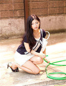 《魅妆剧情-玩少妇女邻居》
